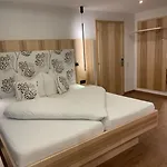 Christine 招待所 3*